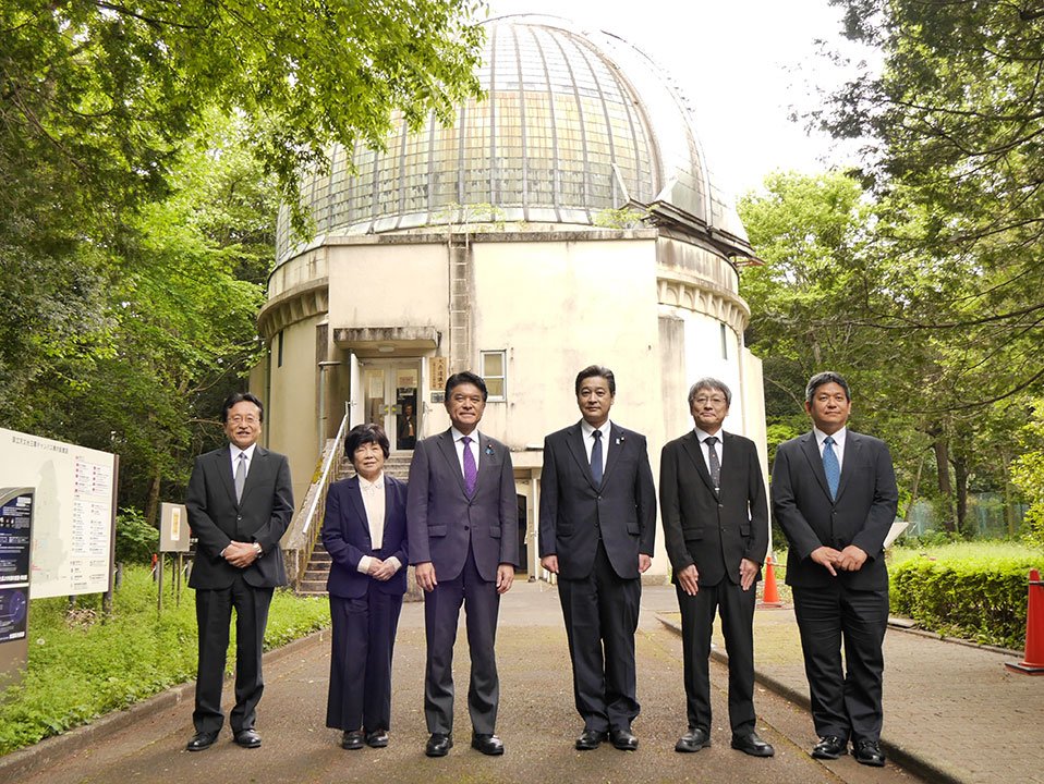 小林文部科学副大臣、清水文部科学大臣政務官が、国立天文台三鷹キャンパスを視察