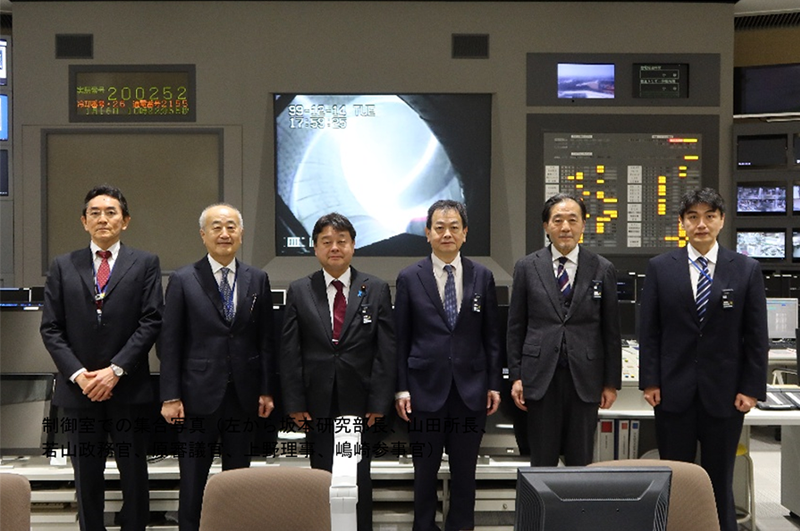 若山内閣府大臣政務官らが核融合科学研究所を視察