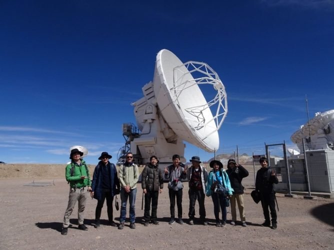 アルマ望遠鏡10周年を記念して、若手研究者がアルマ望遠鏡サイトを訪問